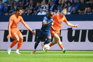 BOCHUM, ALMANY - 22 Nisan 2023 Christopher Antwi-Adjei, Patrick Wimmer 'a karşı. Bundesliga VfL Bochum 1848 'de Vonovia Ruhr Stadyumu' nda Wolfsburg 'a karşı oynanan futbol maçı.