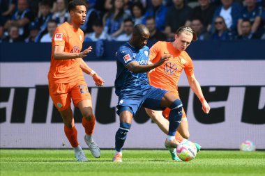 BOCHUM, ALMANY - 22 Nisan 2023 Christopher Antwi-Adjei, Patrick Wimmer 'a karşı. Bundesliga VfL Bochum 1848 'de Vonovia Ruhr Stadyumu' nda Wolfsburg 'a karşı oynanan futbol maçı.