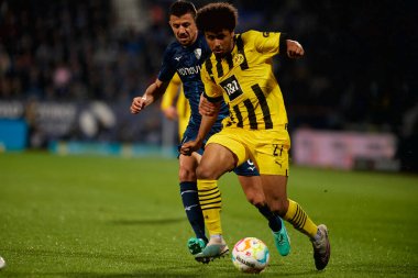 BOCHUM, ALMANY - 28 Nisan 2023: Anthony Losilla, Karim Adeyemi 'ye karşı. Bundesliga VfL Bochum 1848 'de Vonovia Ruhr Stadyumu' nda Borussia Dortmund 'a karşı oynanan futbol maçı.