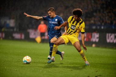 BOCHUM, ALMANY - 28 Nisan 2023: Cristian Gamboa, Karim Adeyemi 'ye karşı. Bundesliga VfL Bochum 1848 'de Vonovia Ruhr Stadyumu' nda Borussia Dortmund 'a karşı oynanan futbol maçı.
