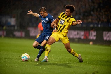 BOCHUM, ALMANY - 28 Nisan 2023: Cristian Gamboa, Karim Adeyemi 'ye karşı. Bundesliga VfL Bochum 1848 'de Vonovia Ruhr Stadyumu' nda Borussia Dortmund 'a karşı oynanan futbol maçı.