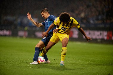 BOCHUM, ALMANY - 28 Nisan 2023: Cristian Gamboa, Karim Adeyemi 'ye karşı. Bundesliga VfL Bochum 1848 'de Vonovia Ruhr Stadyumu' nda Borussia Dortmund 'a karşı oynanan futbol maçı.