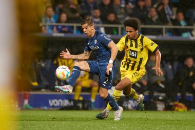 BOCHUM, ALMANY - 28 Nisan 2023: Cristian Gamboa, Karim Adeyemi 'ye karşı. Bundesliga VfL Bochum 1848 'de Vonovia Ruhr Stadyumu' nda Borussia Dortmund 'a karşı oynanan futbol maçı.