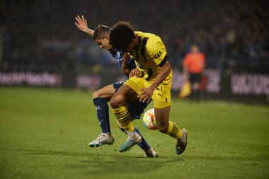 BOCHUM, ALMANY - 28 Nisan 2023: Cristian Gamboa, Karim Adeyemi 'ye karşı. Bundesliga VfL Bochum 1848 'de Vonovia Ruhr Stadyumu' nda Borussia Dortmund 'a karşı oynanan futbol maçı.