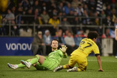 BOCHUM, ALMANY - 28 Nisan 2023: Manuel Riemann, Karim Adeyemi 'ye karşı. Bundesliga VfL Bochum 1848 'de Vonovia Ruhr Stadyumu' nda Borussia Dortmund 'a karşı oynanan futbol maçı.