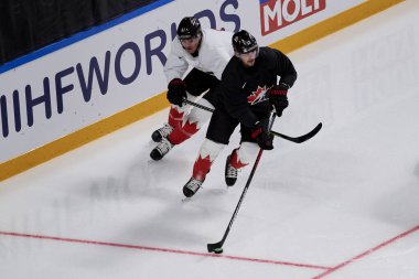 RIGA, LATVIA - 11 Mayıs 2022, WEEGER Mackenzie, CROUSE Lawson. Kanada antrenman takımı. IIHF 2023 Buz Hokeyi Dünya Şampiyonası