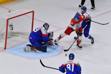 LATVIA, RIGA - 12.05.23: JANOSIK Adam, TOMASEK David, SKORVANEK Stanislav. Slovakya Oyunu - Çek Cumhuriyeti. IIHF 2023 Buz Hokeyi Dünya Şampiyonası