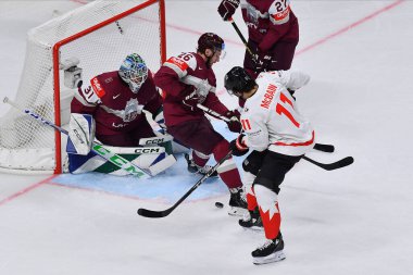 LATVIA, RIGA - 12.05.23 SILOVS Arturs, BALINSKIS Uvis Janis, McBAIN Jack. Letonya-Kanada maçı. IIHF 2023 Buz Hokeyi Dünya Şampiyonası
