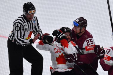 LATVIA, RIGA - 12.05.23 VELENO Joe, DZERİNS Andris. Letonya-Kanada maçı. IIHF 2023 Buz Hokeyi Dünya Şampiyonası