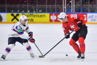 LATVIA, RIGA - 14.05.23 HAAS Gaetan, GRANATH Philip. Norveç, İsviçre 'ye karşı. IIHF 2023 Buz Hokeyi Dünya Şampiyonası Arena Riga 'da