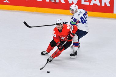 LATVIA, RIGA - 14.05.23 OLIMB Ken Andre, BERTSCHY Christoph. Norveç, İsviçre 'ye karşı. IIHF 2023 Buz Hokeyi Dünya Şampiyonası Arena Riga 'da