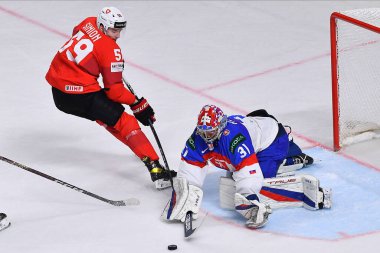 LATVIA, RIGA - 18.05.23: SIMION Dario, HLAVAJ Samuel. İsviçre, Slovakya 'ya karşı. IIHF 2023 Buz Hokeyi Dünya Şampiyonası Arena Riga 'da