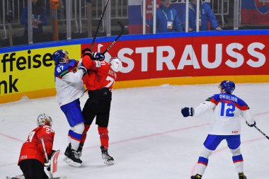 LATVIA, RIGA - 18.05.23: REGENDA Pavol ile savaş, RICHARD Tanner. İsviçre, Slovakya 'ya karşı. IIHF 2023 Buz Hokeyi Dünya Şampiyonası Arena Riga 'da