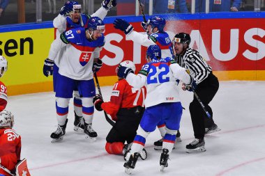 LATVIA, RIGA - 18.05.23: REGENDA Pavol ile savaş, RICHARD Tanner. İsviçre, Slovakya 'ya karşı. IIHF 2023 Buz Hokeyi Dünya Şampiyonası Arena Riga 'da