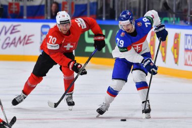 LATVIA, RIGA - 18.05.23 HUDACEK Libor, CORVI Enzo. İsviçre, Slovakya 'ya karşı. IIHF 2023 Buz Hokeyi Dünya Şampiyonası Arena Riga 'da