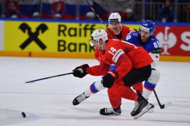 LATVIA, RIGA - 18.05.23 KUKAN Dean, CACHO Viliam. İsviçre, Slovakya 'ya karşı. IIHF 2023 Buz Hokeyi Dünya Şampiyonası Arena Riga 'da