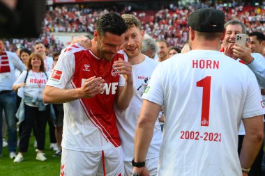 COLOGNE, ALMANY - 27 Mayıs 2023 Florian Kainz, Jonas Hector. Bundesliga 1 'in futbol maçı. FC Koeln, FC Bayern Münih 'e karşı. Rhein Enerji Stadyumunda