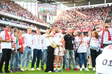 COLOGNE, ALMANY - 27 Mayıs 2023: Jonas Hector ve ailesi. Bundesliga 1 'in futbol maçı. FC Koeln, FC Bayern Münih 'e karşı. Rhein Enerji Stadyumunda