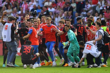 COLOGNE, ALMANY - 27 Mayıs 2023: Yann Sommer, Thomas Muller, Mathys Tel, Dayot Upamecano ve oyuncular Bundesliga 'yı kazandı. Bayern Şampiyonları. Bundesliga 1 'in futbol maçı. FC Koeln, FC Bayern Münih 'e karşı. Rhein Enerji Stadyumunda