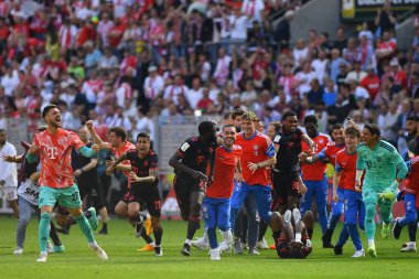 COLOGNE, ALMANY - 27 Mayıs 2023: Yann Sommer, Thomas Muller, Mathys Tel, Dayot Upamecano ve oyuncular Bundesliga 'yı kazandı. Bayern Şampiyonları. Bundesliga 1 'in futbol maçı. FC Koeln, FC Bayern Münih 'e karşı. Rhein Enerji Stadyumunda