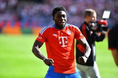 COLOGNE, ALMANY - 27 Mayıs 2023 Alphonso Davies. Bundesliga 1 'in futbol maçı. FC Koeln, FC Bayern Münih 'e karşı. Rhein Enerji Stadyumunda
