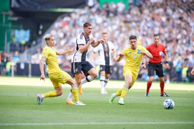 BREmen, Almanya - 12 Haziran 2023: Heorhiy Sudakov, Mykhailo Mudryk, Leon Goretzka. Dost futbol maçı Almanya - Weser Stadyumu 'nda Ukrayna