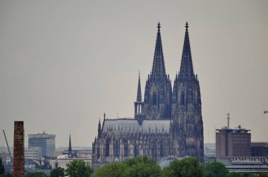 Köln, Almanya - 29 Haziran 2023: Gotik Köln katedralinin güzel panoramik hava manzarası