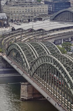 Köln, Almanya - 29 Haziran 2023: Hohenzollern Köprüsü 'nün güzel hava manzarası