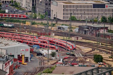 Köln, Almanya - 29 Haziran 2023: Köln Demiryolu 'nun güzel hava manzarası