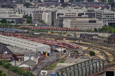 Köln, Almanya - 29 Haziran 2023: Köln Demiryolu 'nun güzel hava manzarası
