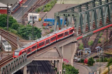 Köln, Almanya - 29 Haziran 2023: Köln Demiryolu 'nun güzel hava manzarası