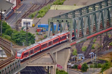 Köln, Almanya - 29 Haziran 2023: Köln Demiryolu 'nun güzel hava manzarası