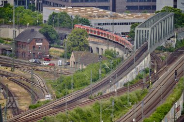 Köln, Almanya - 29 Haziran 2023: Köln Demiryolu 'nun güzel hava manzarası