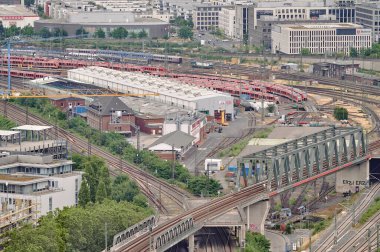 Köln, Almanya - 29 Haziran 2023: Köln Demiryolu 'nun güzel hava manzarası