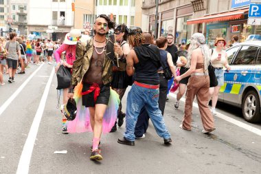 COLOGNE, GERMANY - 9 HAZİRAN 2023: Christopher Street Day Sokak Yürüyüşü 'nün (CSD) katılımcısı, Gay Pride. LGBT 