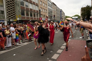 COLOGNE, GERMANY - 9 HAZİRAN 2023: Christopher Street Day Sokak Yürüyüşü 'nün (CSD) katılımcısı, Gay Pride. LGBT 