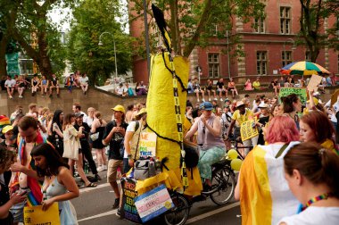 COLOGNE, GERMANY - 9 HAZİRAN 2023: Christopher Street Day Sokak Yürüyüşü 'nün (CSD) katılımcısı, Gay Pride. LGBT 