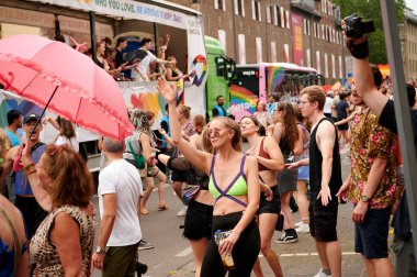 COLOGNE, GERMANY - 9 HAZİRAN 2023: Christopher Street Day Sokak Yürüyüşü 'nün (CSD) katılımcısı, Gay Pride. LGBT 