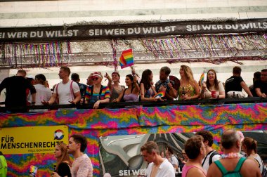 COLOGNE, GERMANY - 9 HAZİRAN 2023: Christopher Street Day Sokak Yürüyüşü 'nün (CSD) katılımcısı, Gay Pride. LGBT 