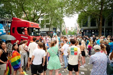 COLOGNE, GERMANY - 9 HAZİRAN 2023: Christopher Street Day Sokak Yürüyüşü 'nün (CSD) katılımcısı, Gay Pride. LGBT 