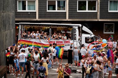 COLOGNE, GERMANY - 9 HAZİRAN 2023: Christopher Street Day Sokak Yürüyüşü 'nün (CSD) katılımcısı, Gay Pride. LGBT 