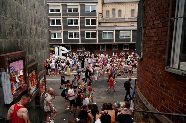 COLOGNE, GERMANY - 9 HAZİRAN 2023: Christopher Street Day Sokak Yürüyüşü 'nün (CSD) katılımcısı, Gay Pride. LGBT 