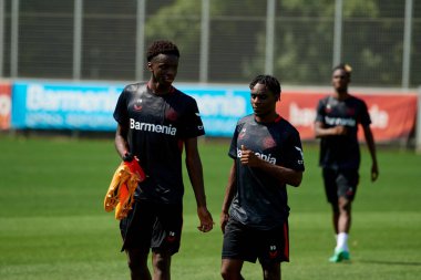 LEVERKUSEN, ALMANY - 11.07.23 Noah Mbamba, Jeremie Frimpong. Bayarena 'da sezon öncesi antrenman FC Bayer 04 Leverkusen