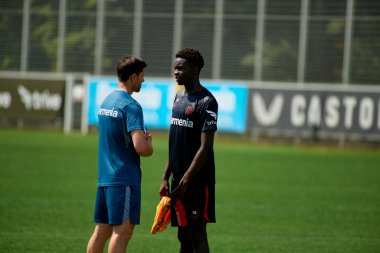 LEVERKUSEN, ALMANY - 11.07.23: Xabi Alonso, Noah Mbamba. Bayarena 'da sezon öncesi antrenman FC Bayer 04 Leverkusen