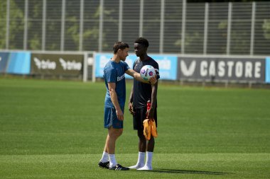 LEVERKUSEN, ALMANY - 11.07.23: Xabi Alonso, Noah Mbamba. Bayarena 'da sezon öncesi antrenman FC Bayer 04 Leverkusen