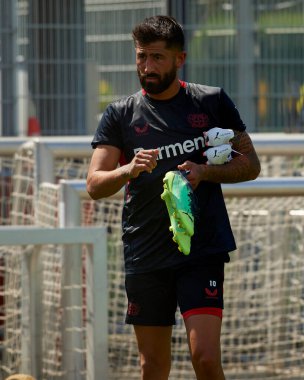 LEVERKUSEN, GERMANY - 11,07.23: Kerem Demirbay, Bayarena 'da sezon öncesi antrenman FC Bayer 04 Leverkusen