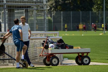 LEVERKUSEN, ALMANY - 11.07.23: Xabi Alonso, Simon Rolfes. Bayarena 'da sezon öncesi antrenman FC Bayer 04 Leverkusen