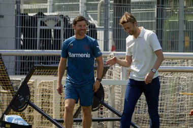 LEVERKUSEN, ALMANY - 11.07.23: Xabi Alonso, Simon Rolfes. Bayarena 'da sezon öncesi antrenman FC Bayer 04 Leverkusen