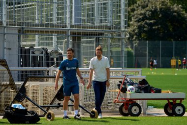 LEVERKUSEN, ALMANY - 11.07.23: Xabi Alonso, Simon Rolfes. Bayarena 'da sezon öncesi antrenman FC Bayer 04 Leverkusen