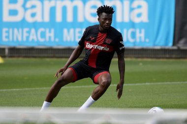 LEVERKUSEN, ALMANY - 18.07.23 Edmond Tapsoba. Bayarena 'da sezon öncesi antrenman FC Bayer 04 Leverkusen